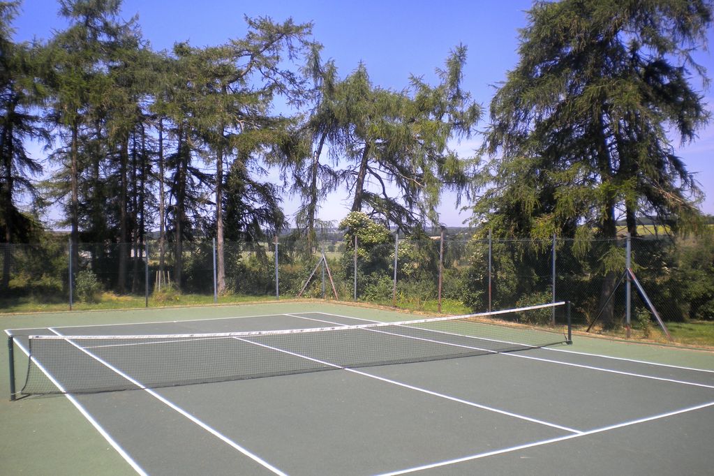 Stanton Holiday cottage tennis court