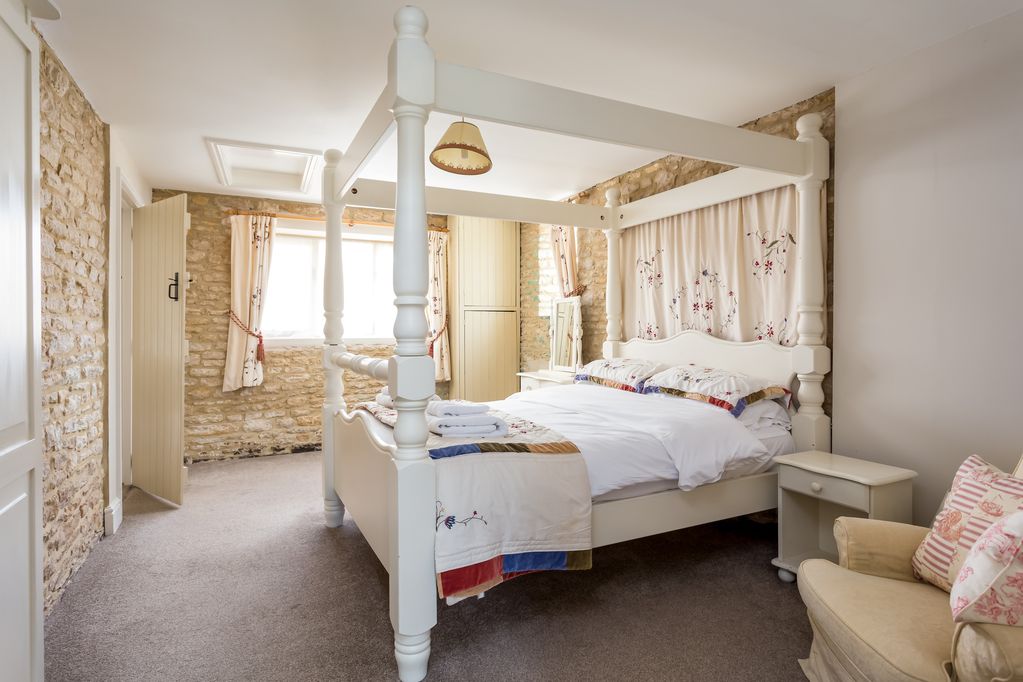 Stanton Holiday Cottage 4-poster bedroom