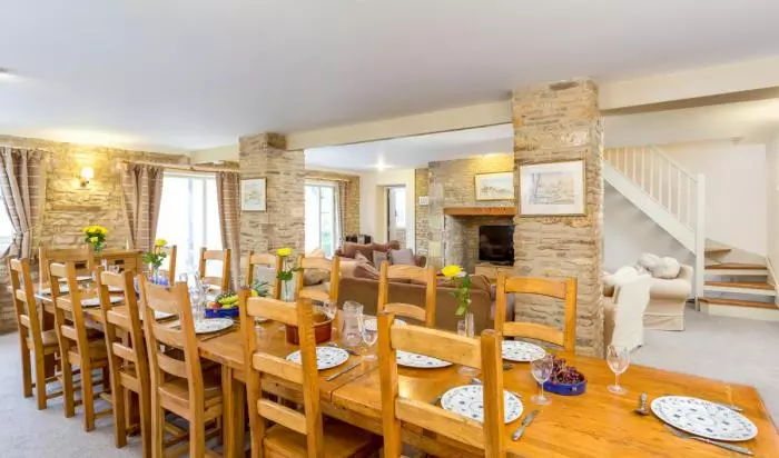 Stanton Holiday Cottage dining area and living room