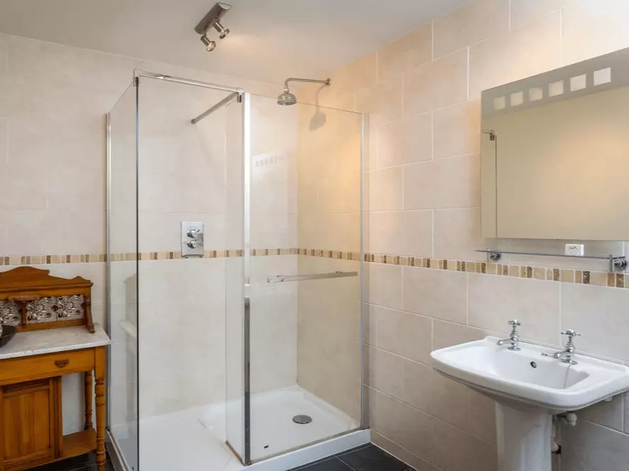 Stanton Holiday Cottage bathroom